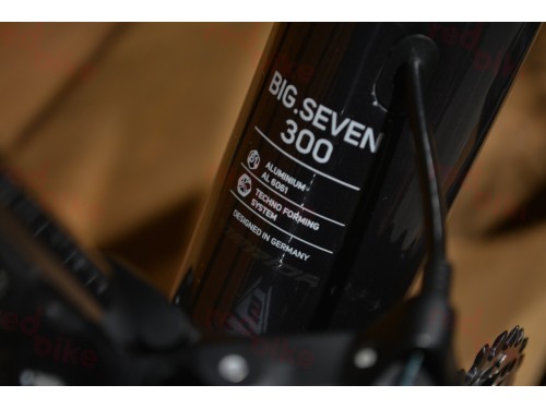 merida-big-seven-300-black-2022-catalog-redbike-5.jpg