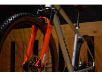Vt_cube-aim-race-2022-silver-orange-redbike-catalog-15.jpg