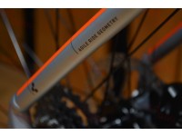 Wy_cube-aim-race-2022-silver-orange-redbike-catalog-3.jpg